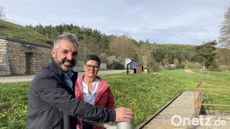 Elmar Halk ist der zukünftige Bürgermeister der Gemeinde Birgland. Mit seiner Fraktionskollegin Karin Fruth steht er an der Wasserpumpe nahe seiner Arbeitsstätte am Wasserwerk Schlögelsmühle. Bild: Stefanie Swann
