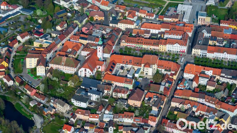 Der Tirschenreuther Ortskern aus der Luft betrachtet: Wenn am Pfingstmontag, 25. Mai, auf Initiative des Radiosenders Antenne Bayern der "Große Flohmarkt-Tag" steigt, können Interessierte im ganzen Stadtgebiet auf Privatgrund Gebrauchtwaren anbieten. Luftbild: mür