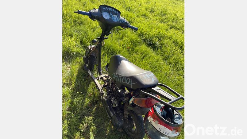 Ein beschädigter Roller ohne Kennzeichen wurde in Windischeschenbach entdeckt. Die Polizei sucht den Besitzer oder Zeugen. Bild: PI Neustadt/Waldnaab, Horn, PHK