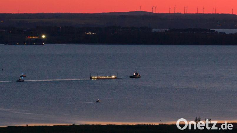 Das Schleppschiff Robin Hood (r) schleppt die Barge in die Ostsee Richtung Fehmarn. Bild: Bodo Marks/dpa
