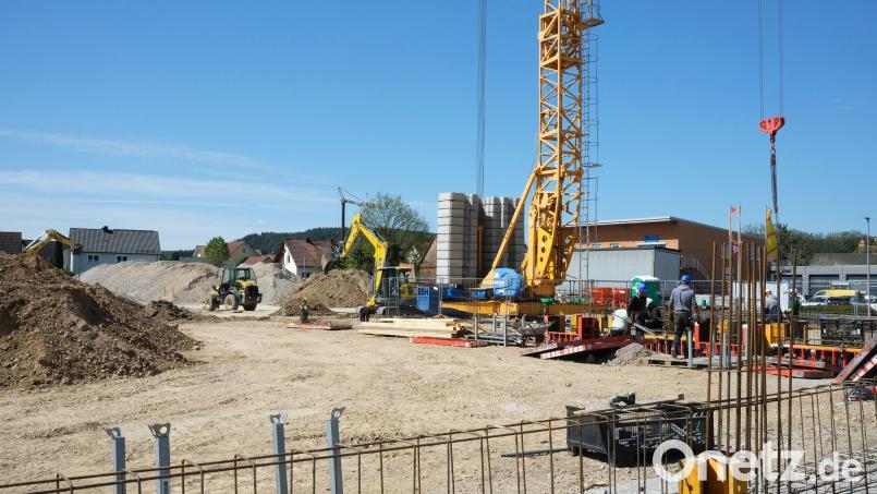 Die Baustelle am Angerweiher in Nabburg hat sich bereits entwickelt. Die Fundamente für die Lidl-Filiale sind schon gelegt. Im Oktober ist Eröffnung. Bild: Hirsch