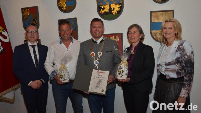 Verwaltungsleiter Günter Gschwindler (links) und Zweite Bürgermeisterin Andrea Lang (rechts) verabschiedeten Bürgermeister Rainer Rewitzer (Mitte), sowie die Stadträte Stefan Voit (Zweiter von links) und Erika Parton (Zweite von rechts). Nicht anwesend waren Dominic Maier und Thomas Parton. Bild: dob