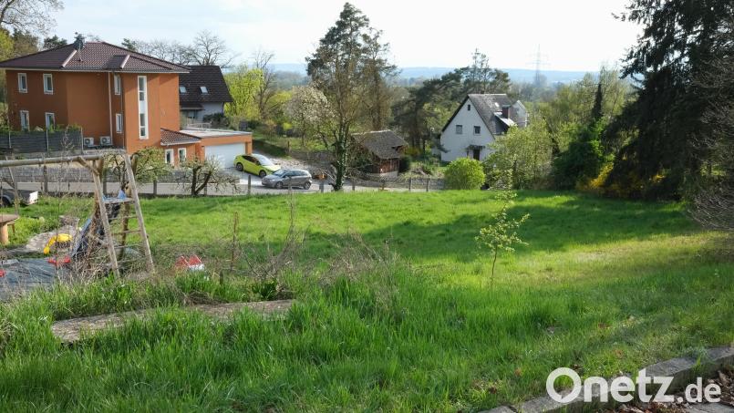 Dieses Gemeindegrundstück in Pretzabruck wollte ein Investor erwerben und darauf ein Mehrfamiilienhaus errichten. Der Schwarzenfelder Bauausschuss erteilte ihm aber mit knapper Mehrheit eine Absage. Die Anwohner sind erleichtert. Bild: Hirsch