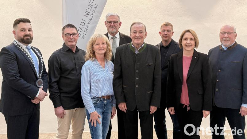 Bürgermeister Sebastian Giering (links) verabschiedet Wolfgang Schwarz, Maria Kunz, Max Peter, Heribert Schubert, Tobias Knauer, Annette Karl und Hermann Schmid aus dem Rat der Stadt Neustadt/WN. Bild: Gabi Schönberger