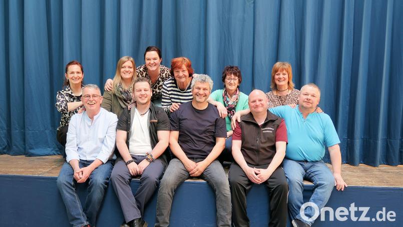 Noch sitzen die Akteure der Laienspielgruppe Friedenfels vor der Bühne. Die Kulisse in der Wohnstube hinter dem Vorhang, die in diesem Jahr mit großen Porträts „gewisser Herren“ glänzt, wollen sie erstmals am 2. Mai dem Publikum präsentieren. Bild: bsc