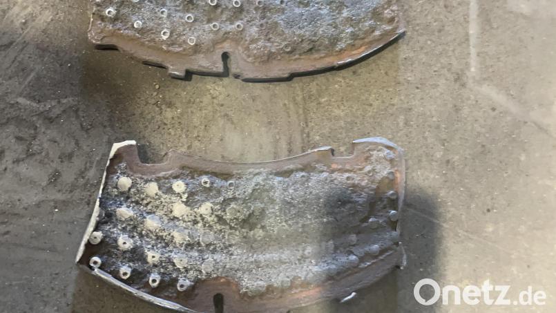 Beide Trägerplatten der Bremsbeläge hatten sich vollständig gelöst. Symbolbild: Verkehrspolizei Weiden