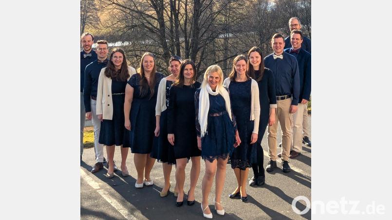 An der Spitze des zwölfköpfigen Chors "Voices" steht die Sopranistin Manuela Falk (vorn Mitte), die dieses Ensemble aus besonders talentierten Stimmen ihrer Gesangsklassen gebildet hat. Bild: Thomas Falk