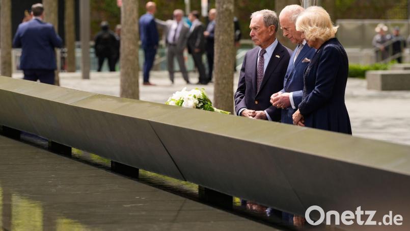 König Charles III. (M) und Königin Camilla gedenken der Opfer von 9/11. Bild: Seth Wenig/AP/dpa