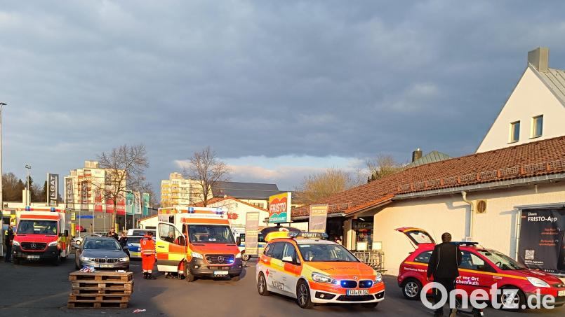 Auf dem Vorplatz eines Getränkemarktes in Tirschenreuth ging ein Mann am 23. März mit einer Machete auf einen Umstehenden los. Der festgenommene 41-Jährige hat sich laut Polizei bisher nicht zur Tat geäußert. Archivbild: nic