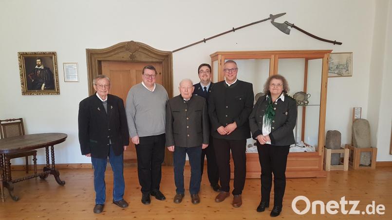 Adolf Graf (Dritter von links) feierte seinen 90. Geburtstag im Schloss Burgtreswitz. Dazu gratulierten der Vorsitzende des Fördervereins Peter Garreiss, Pfarrer Udo Klösel, Feuerwehr-Vorsitzender Christopher Hanauer, Dritter Bürgermeister Helmut Meindl und Schützenmeisterin Jutta Fuchs (von links). Bild: gi