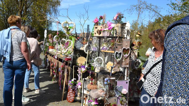Beim Gartenmarkt in Moosbach gab es sehr viele Dekoartikel für Haus und Garten zu entdecken. Bild: gi