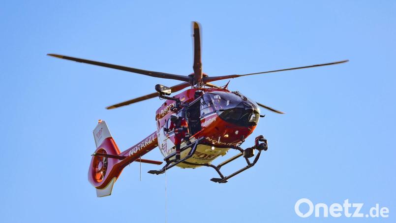 Ein Rettungshubschrauber brachte das schwer verletzte Kind in eine Klinik. (Symbolbild) Bild: Christoph Reichwein/dpa