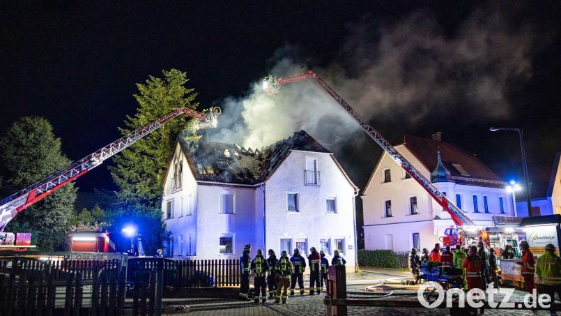 Einsatzkräfte der Feuerwehr sind mit einer Drehleiter am Brand eines Dachstuhls in Nürnberg beschäftigt. Bild: David Oßwald/NEWS5/dpa