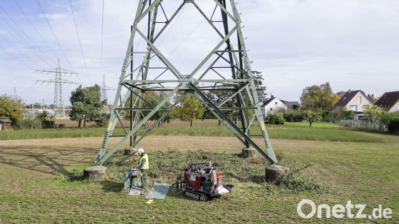 Bei Kümmersbruck plant die Bayernwerk Netz den Bau von zwei Masten neben der Autobahn. Zur Vorbereitung muss - wie hier in Schweinfurt - der Boden untersucht werden. Archivbild: Wolfgang Geyer