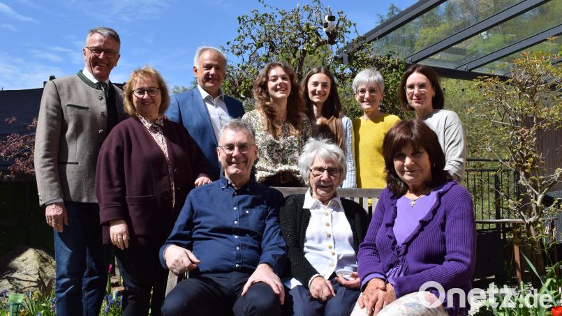 Erna Häring (sitzend Mitte) feierte am Dienstag ihren 102. Geburtstag im Kreise der Familie. Damit bleibt sie die älteste Einwohnerin Tirschenreuths. Auch Bürgermeister Franz Stahl (links) und Landrat Roland Grillmeier (Dritter von links) gratulierten ganz herzlich. Bild: szl