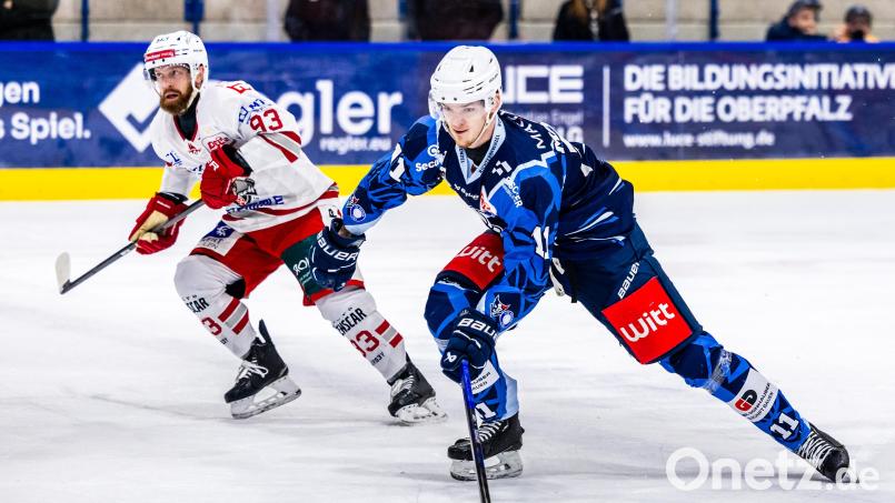 Stürmer David Morley (links) wird die Eisbären Regensburg nach zwei Jahren verlassen. Archivbild: Tobias Neubert
