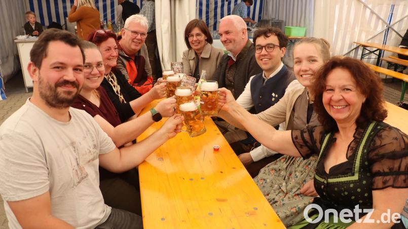 Ein Durstlöscher darf nicht fehlen und schon ist die Stimmung perfekt. Viele Gäste lassen die Spotzenkirwa und die Veranstalter hochleben. Bild: mrr