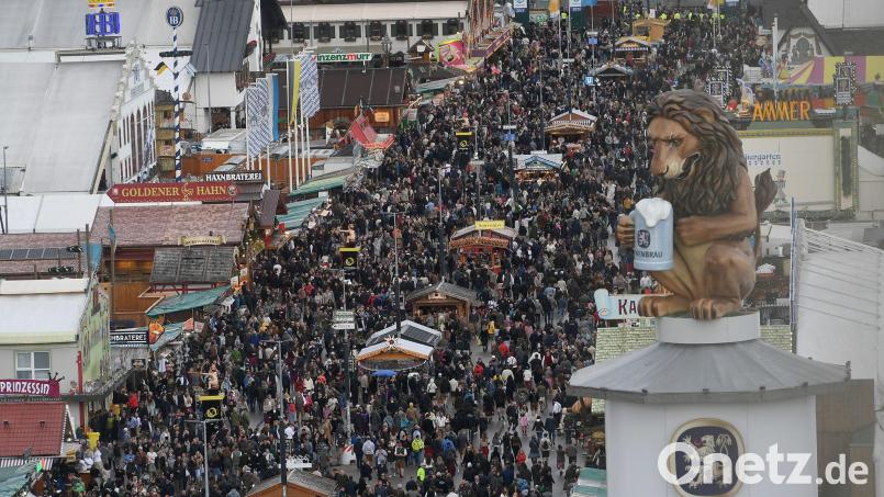 2025 musste das Wiesn-Gelände zeitweise wegen Überfüllung geschlossen werden (Archivbild). Bild: Felix Hörhager/dpa
