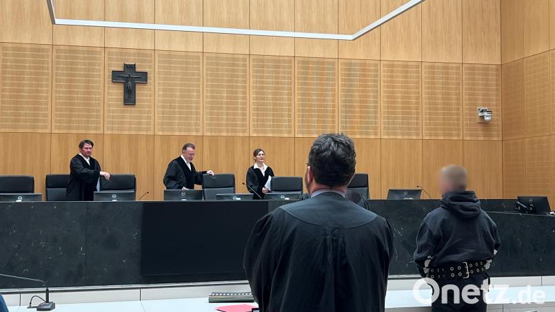 Was geschah im Juni 2025 während einer Kolping-Jugendfreizeit im Franz-Ettenreich-Haus in Altendorf bei Pressath? Der 22-jährige Angeklagte schilderte am zweiten Verhandlungstag, wie es aus seiner Sicht zu der Eskalation kam, bei der ein 17-Jähriger lebensgefährlich mit einem Messer verletzt wurde. Bild: juh