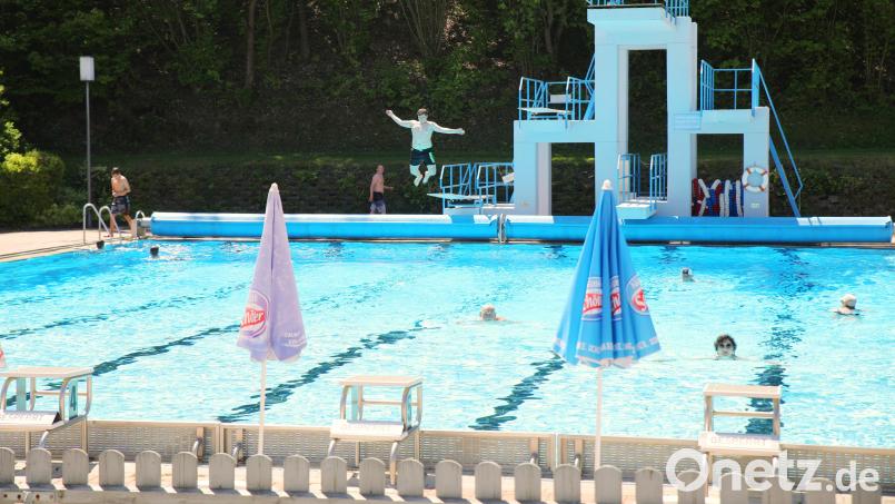 Sprünge in die Becken des Erbendorfer Freibads sind in dieser Badesaison nicht möglich: Das Bad bleibt nämlich geschlossen. Archivbild: njn