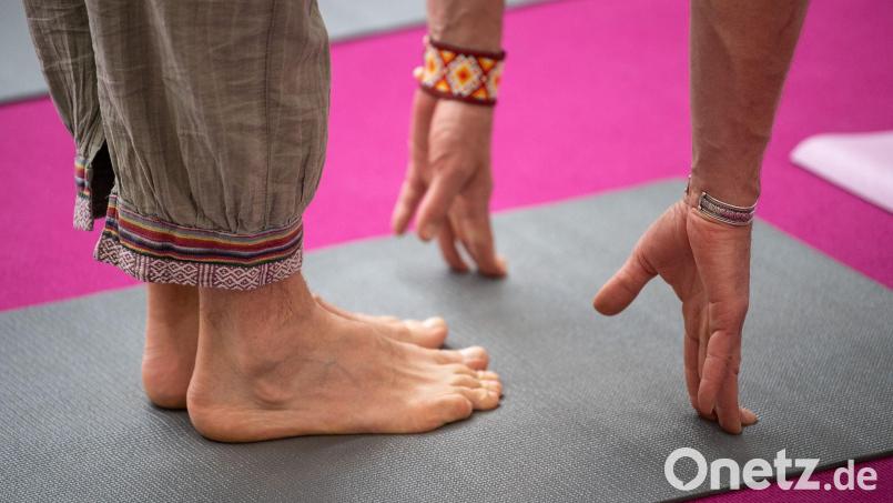Statt auf dem Boden macht der Mann seine Übung in schwindelerregender Höhe. (Symbolbild) Bild: Sebastian Gollnow/dpa/dpa-tmn