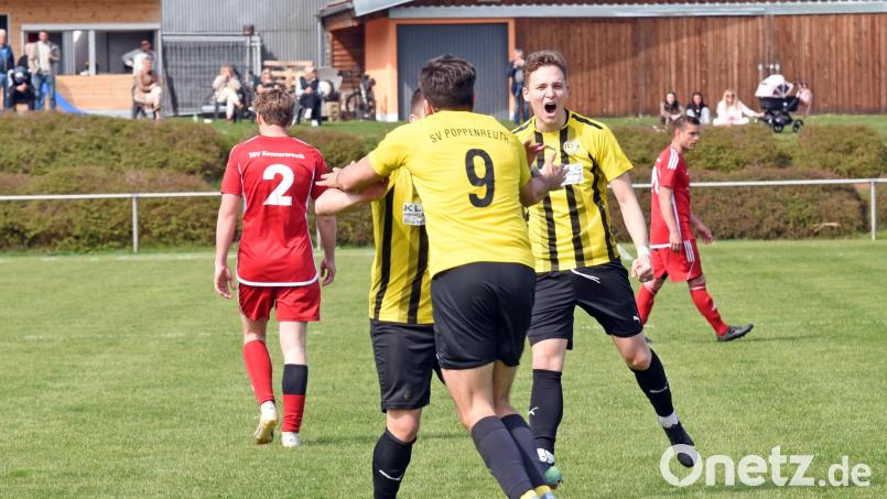 Nächste Saison jubelt der SV Poppenreuth (gelbe Trikots) nicht mehr in der Kreisliga. Das ist nun amtlich. Bild: Gebert