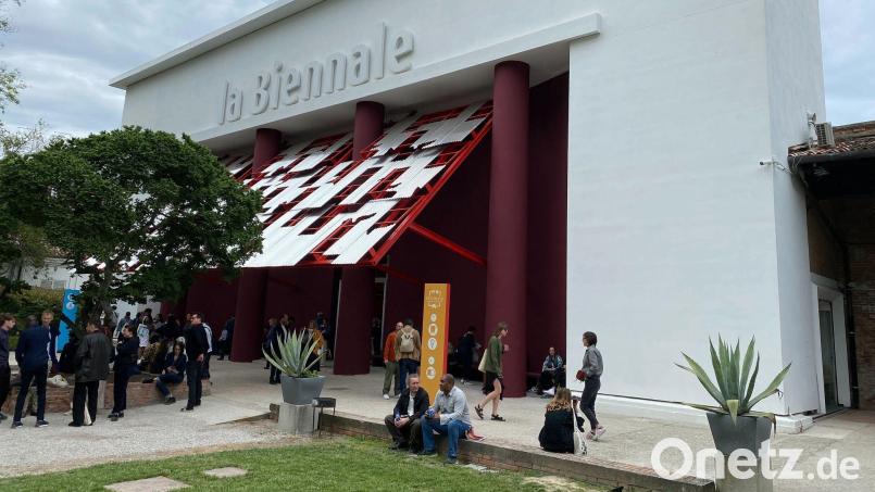 Wenige Tage vor Beginn hat die Kunstbiennale in Venedig keine Jury mehr. (Archivbild) Bild: Robert Messer/dpa