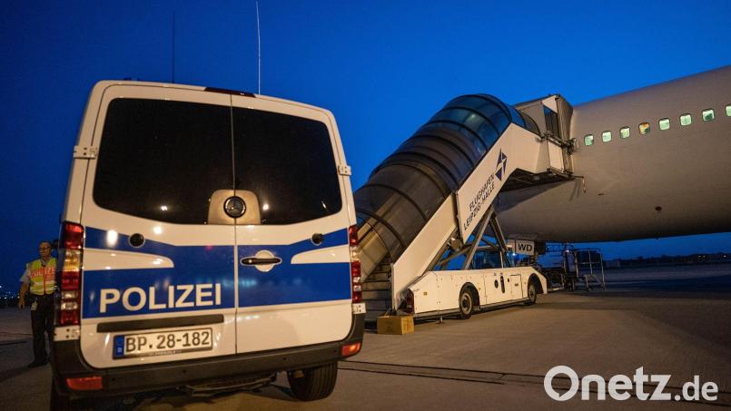 Bei Abschiebungen unterstützt die Bundespolizei die Ausländer- und Polizeibehörden der Länder. (Symbolbild) Bild: Michael Kappeler/dpa
