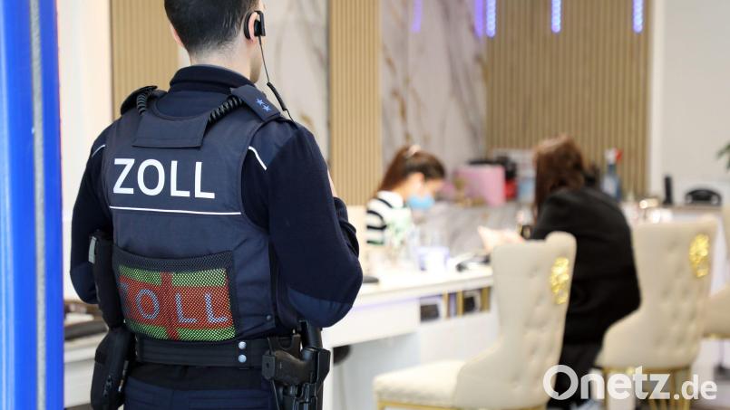 Ein Zollbeamter steht bei einer Kontrolle in Köln in der Tür eines Nagelstudios. Im Landkreis Neustadt/WN haben Zöllner einen umfangreichen Fall von Schwarzarbeit, Mindestlohnverstößen und illegaler Beschäftigung in zwei Nagelstudios aufgedeckt. Symbolbild: -/dpa
