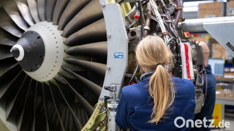 Eine MTU-Mitarbeiterin bei der Wartung einer Turbine. (Archiv) Bild: Sebastian Gollnow/dpa