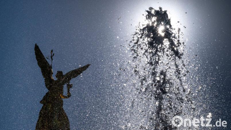 Es ist warm - und wird noch wärmer. Bild: Peter Kneffel/dpa