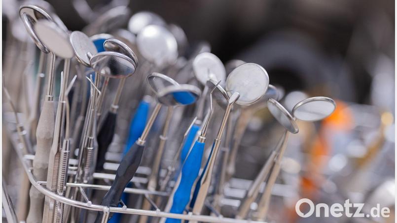 Wegen des Todes eines Patienten ist in Augsburg ein Zahnarzt zu einer Geldstrafe verurteilt worden. (Symbolbild) Bild: Rolf Vennenbernd/dpa