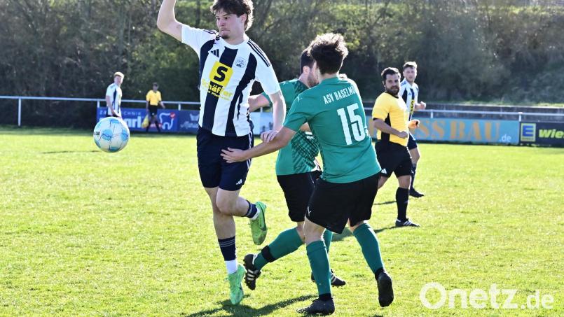 Wer am Wochenende Meister werden will, hebt die Hand: Florian Ottmann (links) vom SV Raigering hätte sicherlich nichts über eine verfrühte Meisterschaft. Dazu muss am Wochenende allerdings die DJK Ursensollen geschlagen werden. Bild: Hubert Ziegler