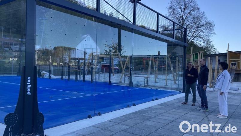 Bald kann hier Padel-Tennis gespielt werden: Erich Wolf, Matthias Becker und Christine Röckl am neuen Padel-Court auf dem Gelände des 1. FC Rieden. Bild: Stefanie Swann