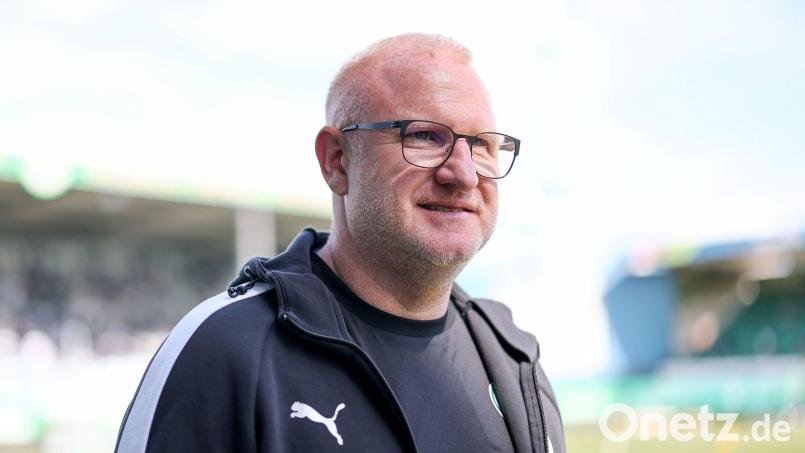 Die Fürther und Trainer Heiko Vogel freuen sich auf das Frankenderby. (Archivbild) Bild: Daniel Löb/dpa