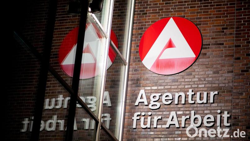 Die Zahl der Arbeitslosen in Deutschland ist im April nur geringfügig gesunken. (Archivbild) Bild: Hauke-Christian Dittrich/Deutsche Presse-Agentur GmbH/dpa
