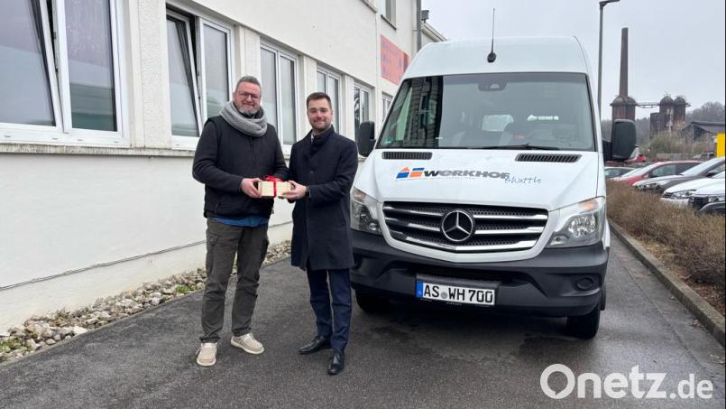 Symbolisch wurde für die Spende ein Sparschwein von Regionalleiter Christian Worotnik von der Sparkasse Amberg-Sulzbach (rechts) an den Geschäftsführer vom Werkhof Martin Osterhage übergeben (links). Bild: Kathrin Schmidt