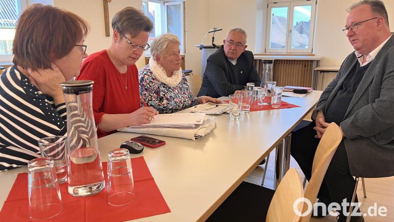 Schatzmeistern Doris Beer, Schriftführerin Kerstin Strähl, Vorsitzende Marianne Lindner, Diakon Dieter Gerstacker und Pfarrer Michael Birner sind traurig über die Auflösung der Hahnbacher KAB. Bild: mma