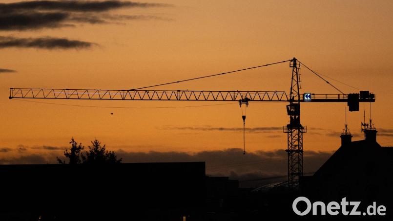 Die Baubranche sucht im Bereich Amberg Mitarbeiter. Symbolbild: Sebastian Kahnert/dpa