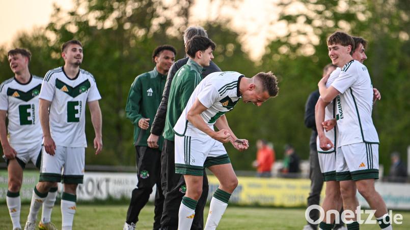 Mit einem 1:0-Sieg beim SV Buckenhofen machte die DJK Ammerthal (helle Trikots) die Meisterschaft in der Fußball-Landesliga Nordost perfekt und feierte den Wiederaufstieg in die Bayernliga. Dominik Haller (Mitte) schreit den Jubel voll raus. Bild: Loeffler, Jonas