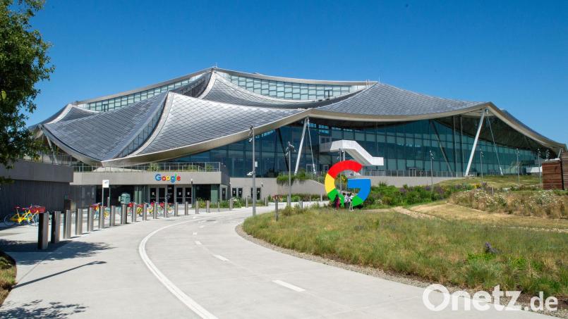 Google schraubte die Spanne für die geplanten Kapitalinvestitionen um fünf Milliarden Dollar nach oben. (Archivbild) Bild: Andrej Sokolow/dpa