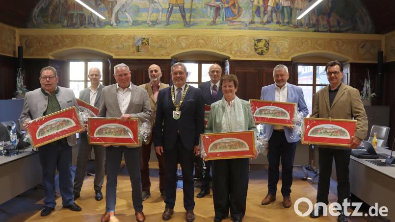 Den scheidenden Stadträten wurde als Erinnerung eine verkleinerte Nachbildung des Rathaussaal-Bildes überreicht, Bürgermeister Joachim Neuß erhielt einen Übernachtung im Vollhann-Turm, der in seiner Amtszeit als Leuchtturmprojekt saniert wurde. Die scheidenden Räte sind (v.l.): Günter Sertl (SPD), Christoph Kasseckert (FW), Martin Weiß (FW), Herbert Appl (ohne Fraktion), Bürgermeister Joachim Neuß (FW), Dr. Ulrich Jung (CSU), Maria Regn (CUU), Günther Cermak (SPD) und Ortssprecher Martin Schleicher (Hagenohe, Altgemeinde Ranzenthal). Bild: mfh