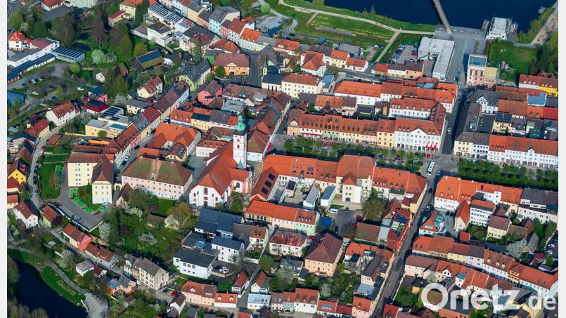 Der Tirschenreuther Ortskern aus der Luft betrachtet: Wenn am Pfingstmontag, 25. Mai, auf Initiative des Radiosenders Antenne Bayern der "Große Flohmarkt-Tag" steigt, können Interessierte im ganzen Stadtgebiet auf Privatgrund Gebrauchtwaren anbieten. Luftbild: mür
