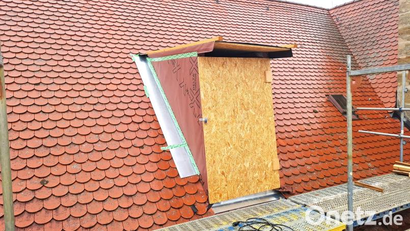Der Transport sperriger Materialien wurde für alle Bauhandwerker enorm erleichtert durch diesen seitlichen Zugang über ein eigens errichtetes Treppenhaus aus Gerüstelementen. Bild: Michael Götz
