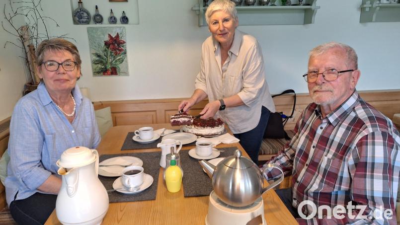Sonja Toleikis (links) und ihr Mann Helmut sind die Pioniere in der Senioren-WG von Anne-Käs-Sperl (Mitte) im Schönseer Ortsteil Dietersdorf und genießen das gemeinsame Kaffeetrinken. Den Umzug von Frankfurt aufs Land haben sie nicht bereut. Bild: bl