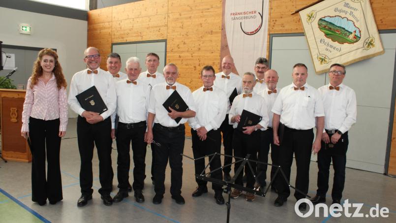 Der Gastchor MGV-Fürnried mit Dirigentin Jana Müller (links) Bild: sis