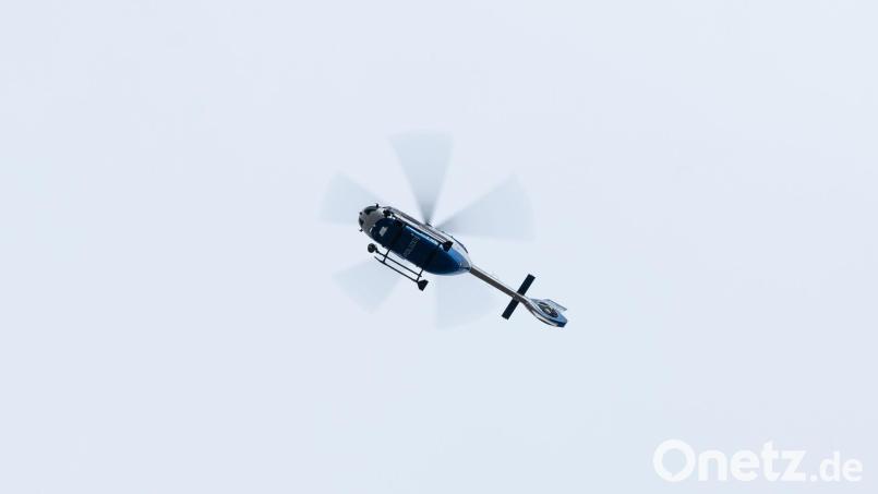 Auch mit einem Polizeihubschrauber suchen die Beamten nach dem flüchtigen Duo. (Symbolbild) Bild: Silas Stein/dpa