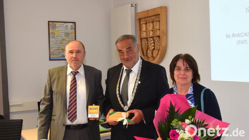 Stellvertretender Bürgermeister Roman Bauer (links) würdigte in einer kurzen Ansprache die Leistungen von Noch-Bürgermeister Josef Beimler (Bildmitte). Ein kleines Dankeschön gab es auch für Bürgermeister-Gattin Hilde Beimler, die ihrem Mann während seiner Amtszeit stets den Rücken freigehalten hat. Bild: fla