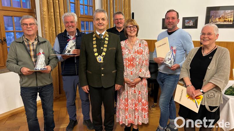 Es war offensichtlich eine schöne Zeit im Vohenstraußer Stadtrat. Zum Abschied gibt es ausnahmslos strahlende Gesichter. Diese Stadträte werden ab Mai nicht mehr im Gremium vertreten sein (von links): Reinhard Ibisch (FDP/UW), Manfred Voit (FDP/UW), Bürgermeister Andreas Wutzlhofer (CSU), Hans Bayerl (CSU), Karin Gesierich (SPD), Bernd Koller (SPD/parteilos) und Ulrike Kießling (Freie Wähler). Bild: ck