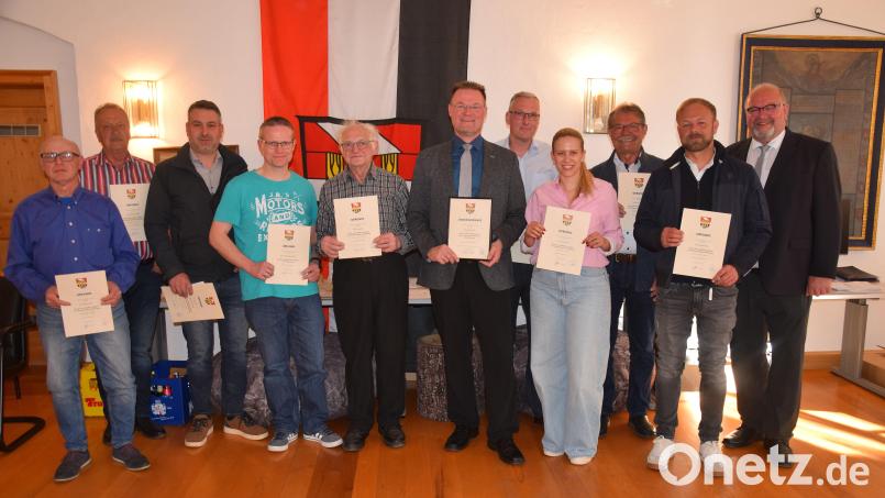 Bürgermeister Florian Junkes wurde in Hohenburg verabschiedet, dazu kamen weitere acht Gremiumsmitglieder des Marktgemeinderates (von links): Manfred Meier (24 Jahre), Markus Mitschke (12 Jahre), Michael Schießl (18 Jahre), Ortssprecher Andreas Bruckmüller (6 Jahre), Georg Reis (24 Jahre), Bürgermeister Florian Junkes (12 Jahre), Ortssprecher Matthias Viehauser (6 Jahre), Susanne Dietrich (6 Jahre), Alois Siegert (24 Jahre), Bastian Wittl (6 Jahre) und 2. Bürgermeister Manfred Braun. Bild: bö